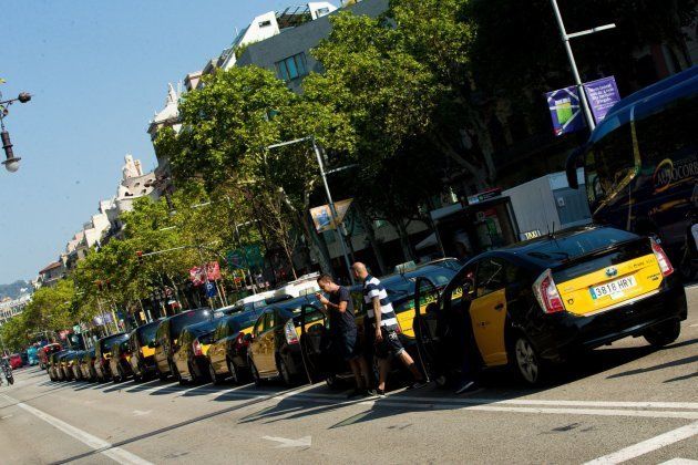 Los taxistas de Barcelona concentrados en el centro de la ciudad con motivo de la huelga.