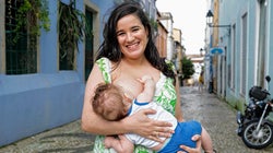 18 fotos impresionantes de mujeres dando el pecho en todo el