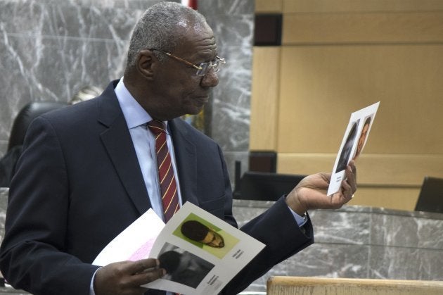 El fiscal Chuck Morton presenta documentos y pruebas durante el juicio.