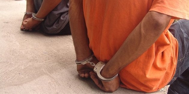 Dos hombres detenidos por la policia. Fuente: Wikipedia