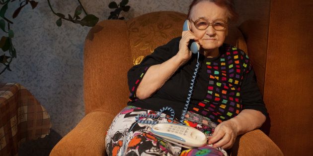 La ingeniosa agenda telefónica que le hace un joven sevillano a su abuela que no sabe