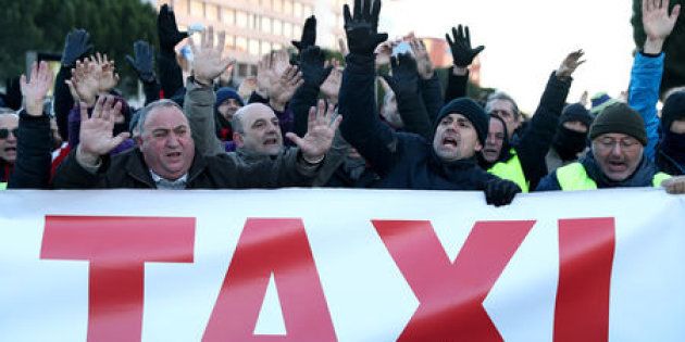 Un grupo de taxistas se manifiesta frente a los pabellones de IFEMA en Madrid durante la huelga para pedir una mayor regulación de los vehículos VTC.