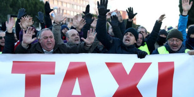 Un grupo de taxistas se manifiesta frente a los pabellones de IFEMA en Madrid durante la huelga para pedir una mayor regulación de los vehículos VTC.