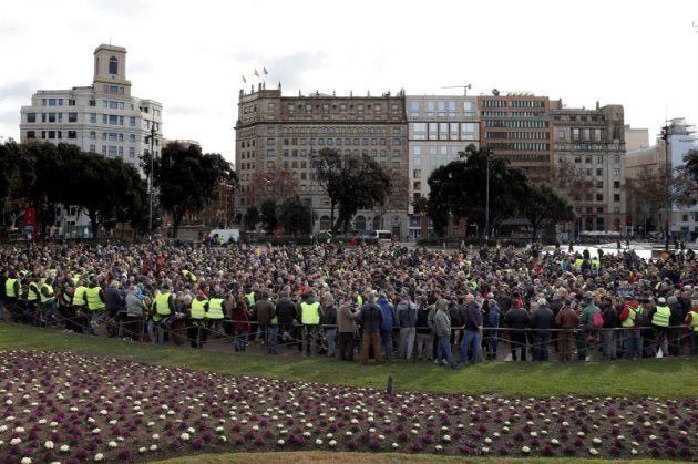 Asamblea de los taxistas en la plaza de Catalunya de Barcelona.