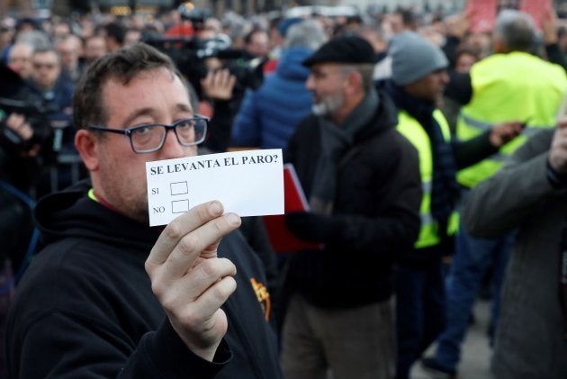 Los taxistas de Barcelona votan en asamblea si ponen fin a la huelga.