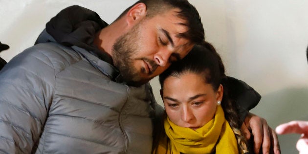 Los padres de Julen, en una fotografía tomada el 24 de enero durante una vigilia por el niño en Totalán (Málaga).