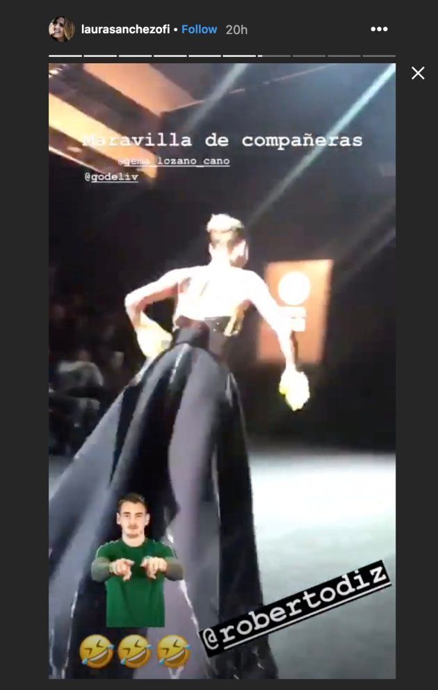 La modelo Laura Sánchez se ríe de su caída en un desfile de la