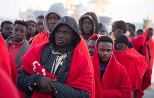Migrantes rescatados en el Estrecho el pasado martes, a su llegada a Motril (Granada).