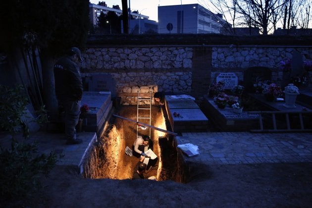 Trabajos de búsqueda de desaparecidos en la Guerra Civil en el cementerio de Guadalajara.