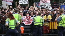 Miles de antifascistas rodean a unos 20 supremacistas blancos frente a la Casa