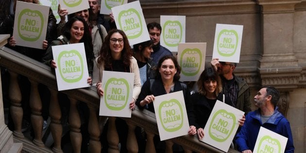 La alcaldesa de Barcelona, Ada Colau (centro), junto a sus edites y representantes de salas de ocio y festivales durante la presentación del protocolo.