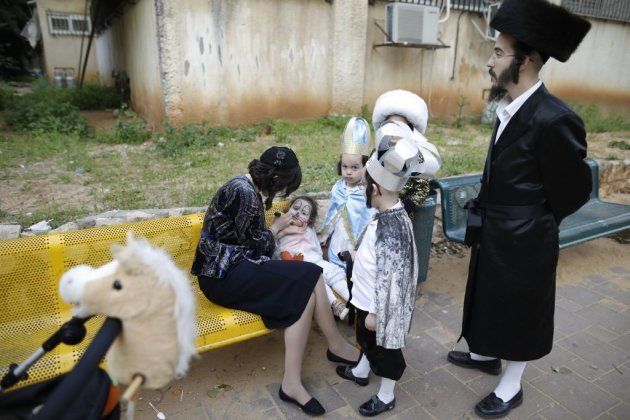Una familia ultra-ortodoxa israelí celebra disfrazada la fiesta del Purim (marzo 2017)