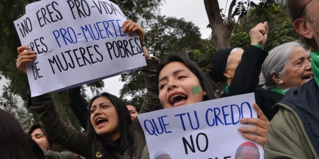 Activistas en favor del aborto se manifiestan ante el Senado antes de que rechazara la legalización.