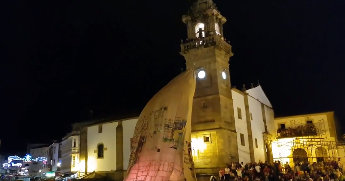 El globo de papel más grande del mundo, el de Betanzos, se pincha antes