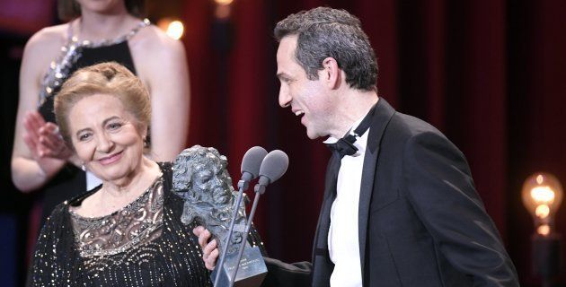 Gustavo Salmerón y su madre Julita en la gala de los Goya 2018