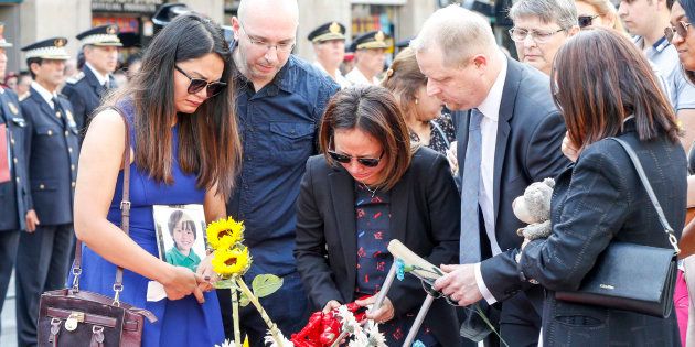Víctimas del atentado de Barcelona depositan flores en el primer