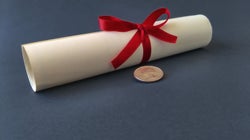 La genial idea de una madre para dar utilidad al diploma de su