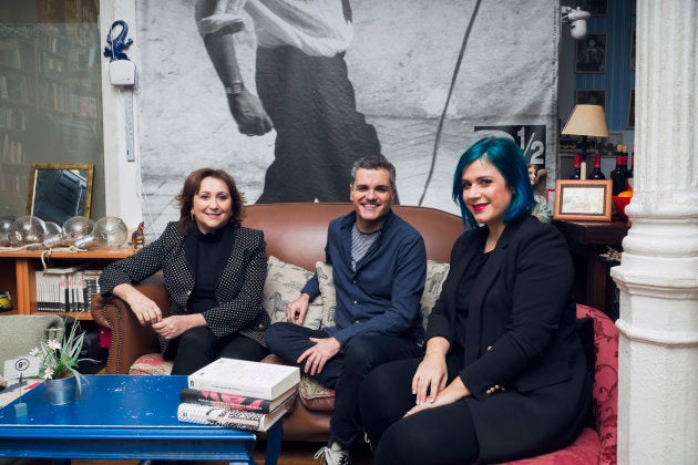 Pilar Blasco, CEO de Endemol Shine Iberia y Productora Ejecutiva de Memorias de Idhún, Carlos Montero, autor de El desorden que dejas, y Elísabet Benavent, autora de la saga Valeria, en la Librería Ocho y medio de Madrid.
