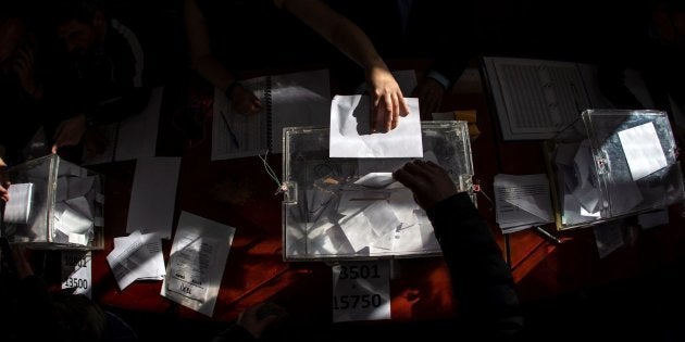 Una urna de la votación de los taxistas de Madrid sobre la continuidad de la huelga.