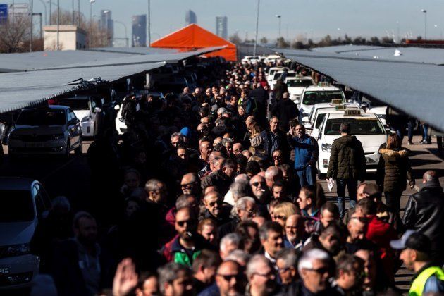 Cientos de taxistas de Madrid hacen cola para votar sobre la continuidad de la huelga.