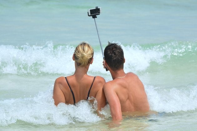 Dos personas haciéndose un selfi.