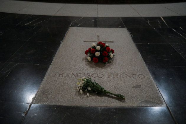 Flores en a tumba de Franco.