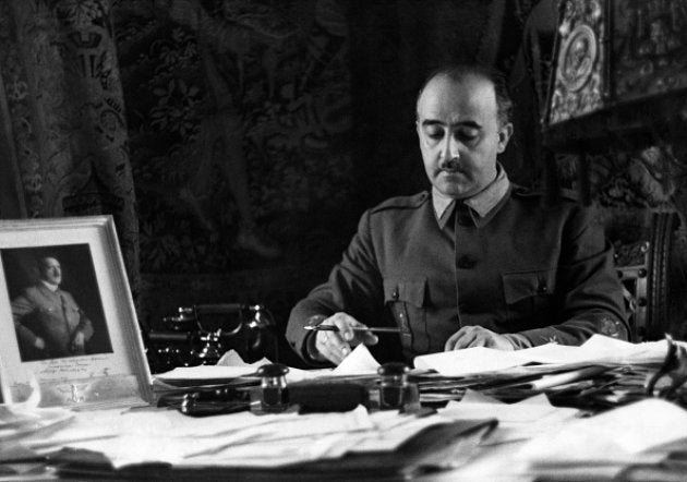Francisco Franco, en su despacho, con una foto de Adolf Hitler sobre el