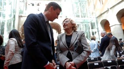 Pedro Sánchez insiste y telefonea a Carmena para que vuelva a presentarse en