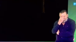 Momento cómico en Canal Sur: dejan al traductor de signos tras irse a negro por el