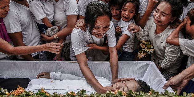 Un grupo de familiares lloran a Aldrin Pineda, de 13 años, asesinado en marzo en Manila, en el contexto de la guerra contra el 'narco' del Gobierno.