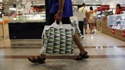 ¿Por qué en Mercadona cobran las bolsas de plástico y en Zara y El Corte Inglés