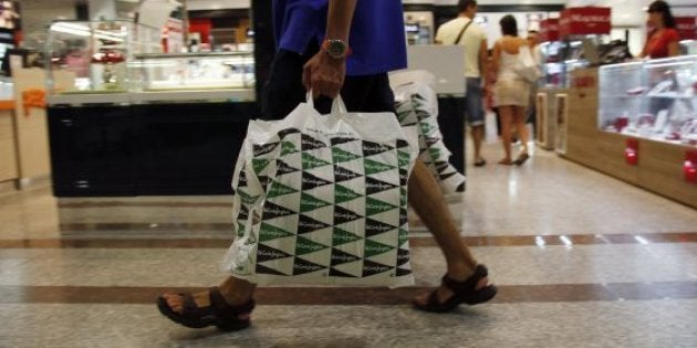 Por Que En Mercadona Cobran Las Bolsas De Plastico Y En Zara Y El Corte Ingles No El Huffpost