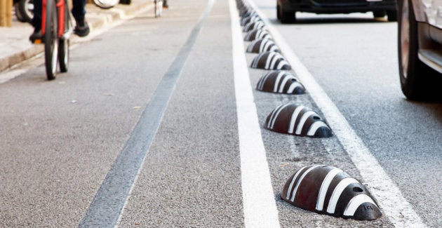 Separador de carril bici fabricado con material