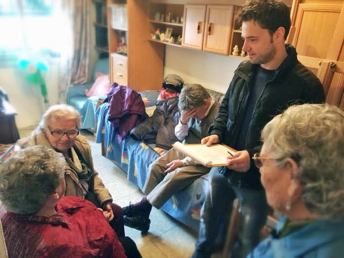 Jordi Moltó entre los protagonistas de uno de sus vídeos, preparando la grabación.