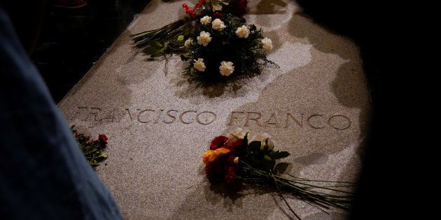 Flores en la tumba de Franco.