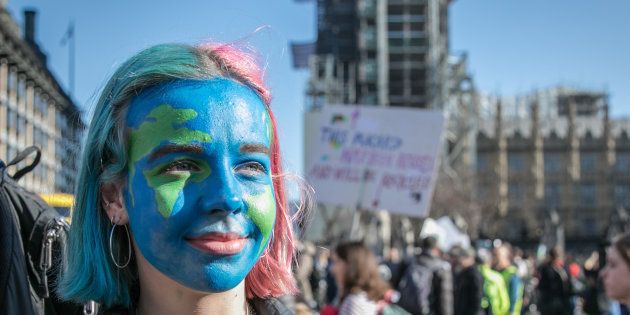 Jóvenes británicos inspirados por la activista sueca Greta Thunberg, se manifiestan contra el cambio climático.