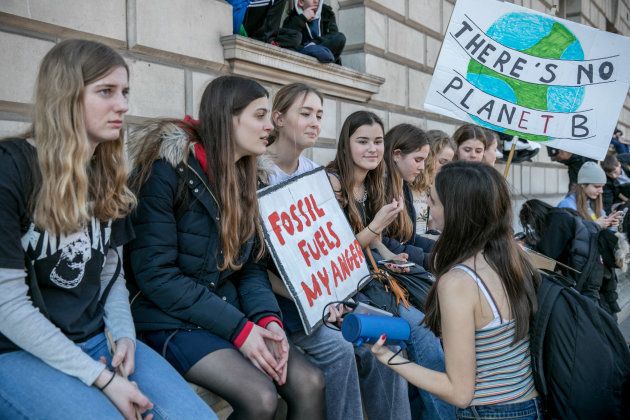 Jóvenes británicas se manifiestan con una pancarta que dice: "No hay planeta B".