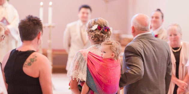 Esta novia se casa con su hija cargada a la espalda y las fotos son