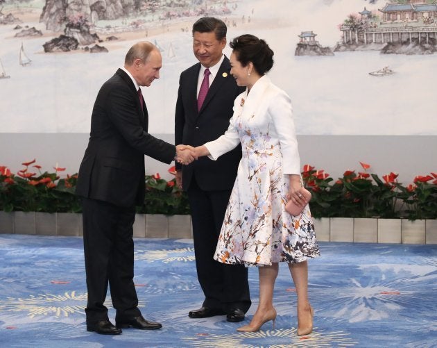 Vladimir Putin, el presidente ruso, con el chino Xi Jinping y su esposa, Peng Liyuan, en la reunión de los BRICS en Xiamen, en 2017.