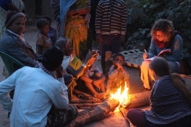 La investigadora de Survival, Fiore Longo, toma notas durante una reunión con indígenas 'baigas' alrededor de una hoguera en Achanakmar, India