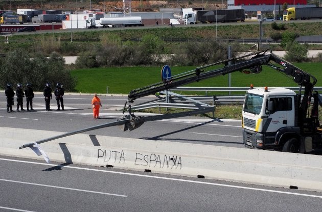 Corte en la AP-7, donde se lee una pintada contra España.