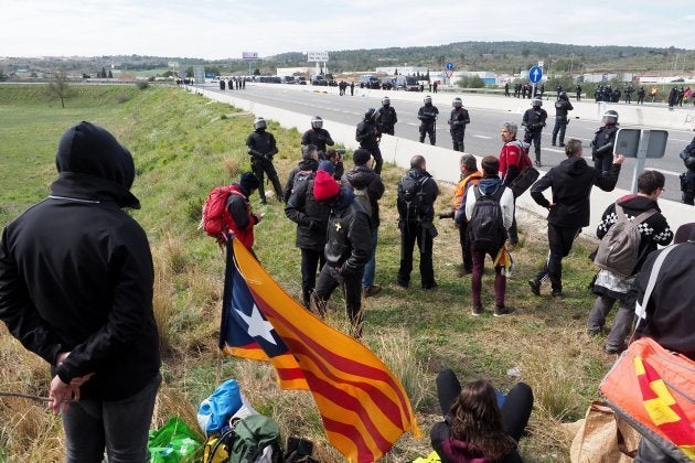 Agentes de los mossos vigilan la concentración en la AP-7.