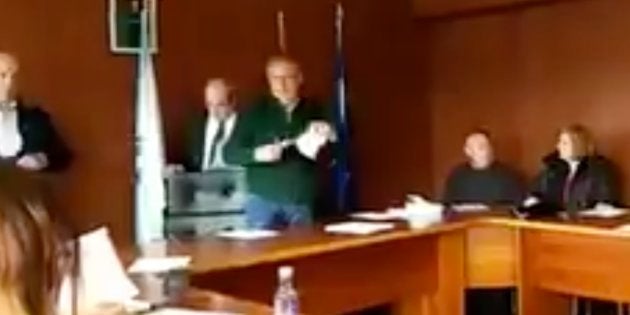 Fotograma del vídeo en el que el alcalde de Touro rompe las quejas de algunos vecinos.