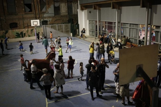 Grupos independentistas ocupan escuelas en toda Cataluña, en un intento de asegurarlas como centros de votación, antes del referéndum de la independencia del 1 de octubre