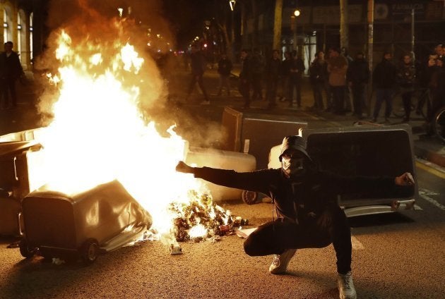 Disturbios y quema de contenedores de basura en el Paseo de Gracia de Barcelona, tras la manifestación convocada en los alrededores de la Delegación del Gobierno de Barcelona en protesta por la detención de Carles Puigdemont