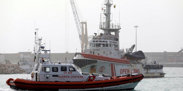 Un grupo de migrantes espera para desembarcar de la nave de Proactiva Open Arms en el puerto siciliano de Pozzallo, el pasado 18 de marzo.
