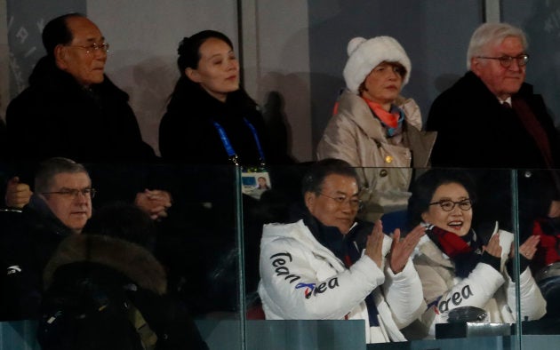 Kim Yo Jong, hermana del líder norcoreano, tras el presidente de Corea del Sur, Moon Jae-in, y miembros del COI, en los Juegos de Invierno.