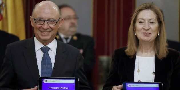 El ministro de Hacienda, Cristóbal Montoro, entrega el proyecto de Presupuestos Generales del Estado para 2018.