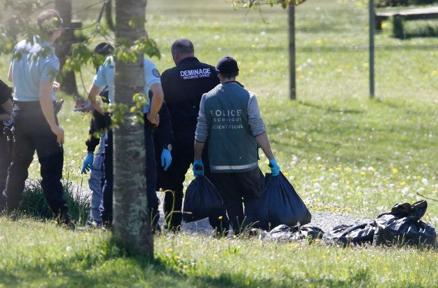 La Policía francesa porta bolsas con armas de ETA, encontradas en las fosas y zulos indicados por la...