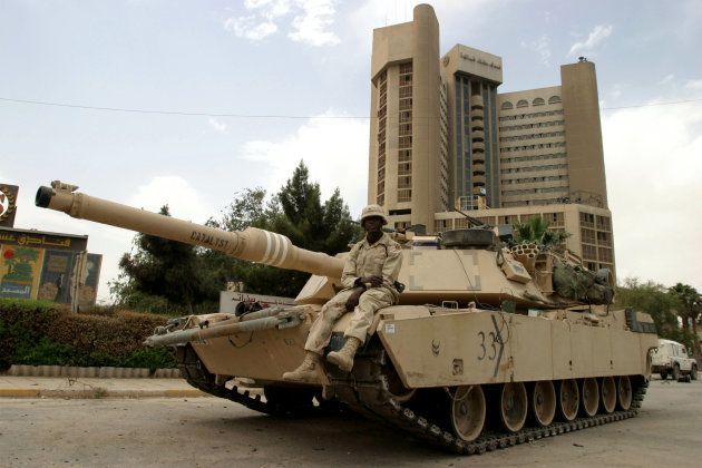 Un tanque M1 Abrams, del Ejército de EEUU, ante el Hotel Palestina, un mes después de la muerte de Couso y Protsyuk.
